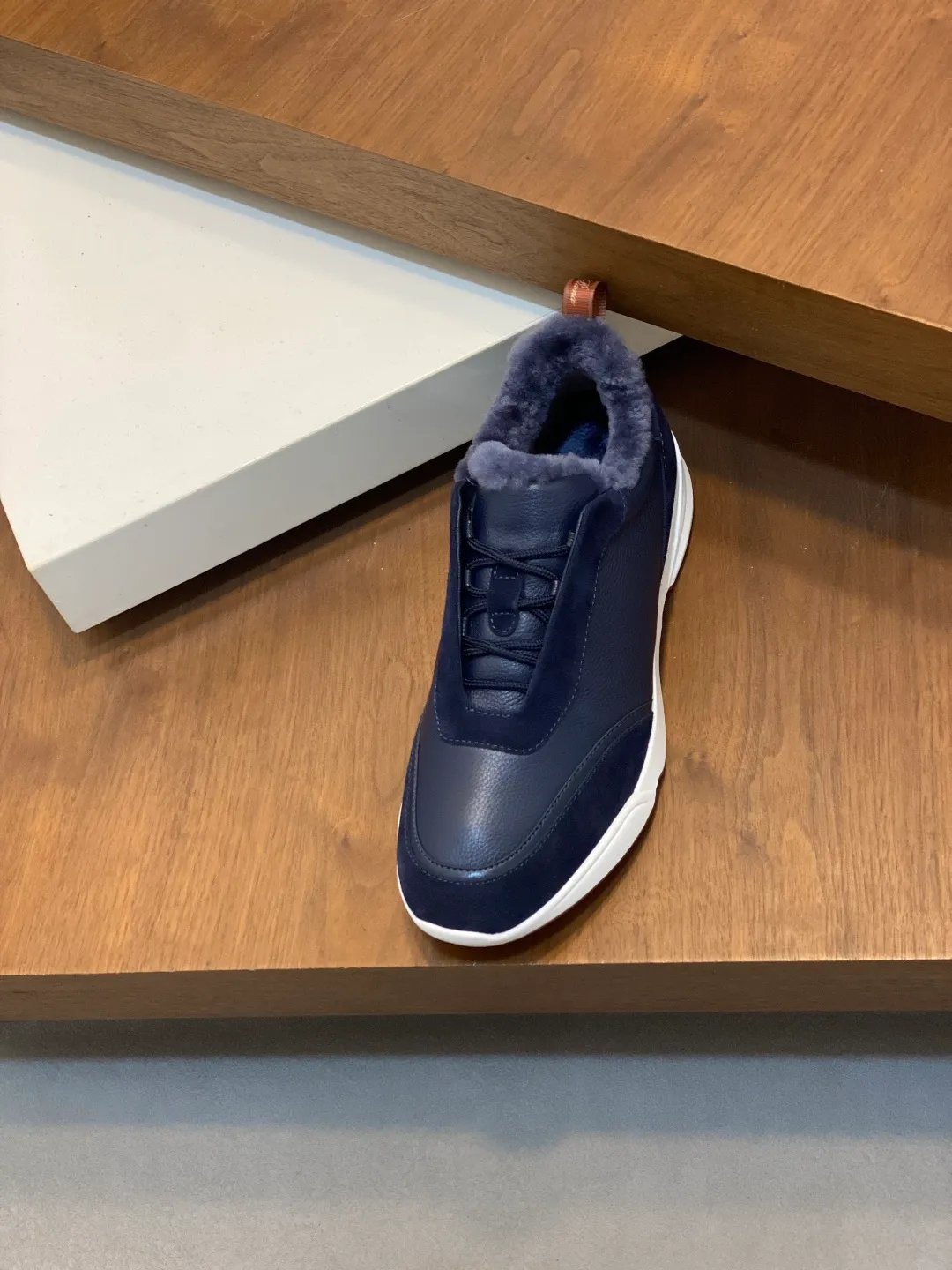 Men's shoes 💰840 Winter LoroPiana WeekendWalk men's wool warm sneakers! Specially designed wool warm shoes for men! This WeekEndWalkEvo casual shoe reinterprets the WeekEnd casual shoe with a design that combines the characteristics of running shoes and walking shoes. An improved version of the classic shoe style in the autumn/winter series, the shoe body is made of fleece cotton blend with a slight elasticity to ensure that the upper part of the shoe is covered and fitted. The narrow silhouette in the middle and the warmth of the integrated fur lining make the shoes comfortable and practical to wear. The shoe details, combined with the lightweight rubber sole with ridged edges, add a sporty feel to the shoe. Kummel rubber sole with stitching and ultra-light technical material sole: This design structure helps distribute weight properly and improve shock absorption. Raised edges on the sole ensure traction and stability during walking. Body: 97% cotton, 3% spandex lining. Wool sole rubber! Size: 39/40/41/42/43/44 (45.46 customized) standard leather shoe size original box package